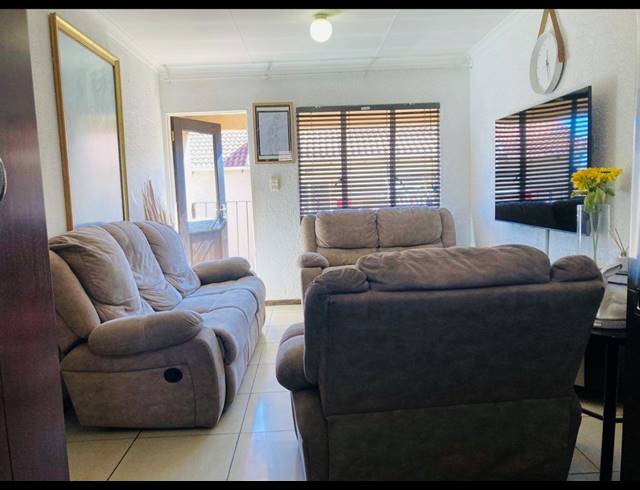 3 BEDROOM TOWNHOUSE FOR SALE IN ORMONDE